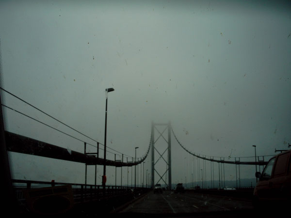 Nebel ber der Brücke nach Edinburgh